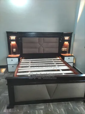 Kitanda 5 Kwa 6 Brown Color Na Bedsides Mbili Za Taa