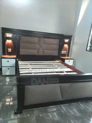Kitanda 5 Kwa 6 Brown Color Na Bedsides Mbili Za Taa