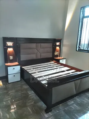 Kitanda 5 Kwa 6 Brown Color Na Bedsides Mbili Za Taa