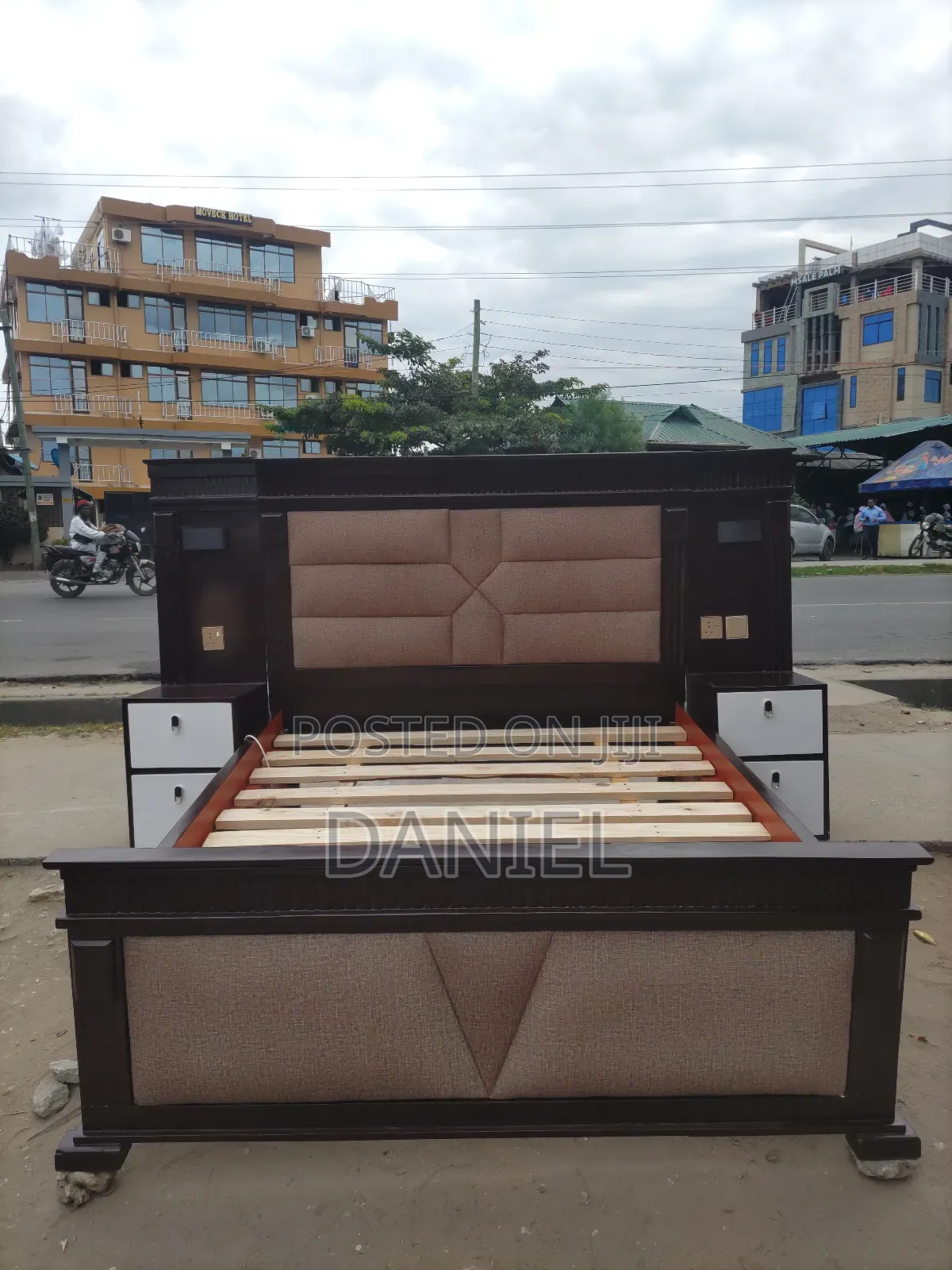 Kitanda 5 Kwa 6 Brown Color Na Bedsides Mbili Za Taa