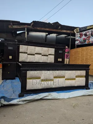 Kitanda Cha Mbao 5 Kwa 6 Na Bedside Mbili