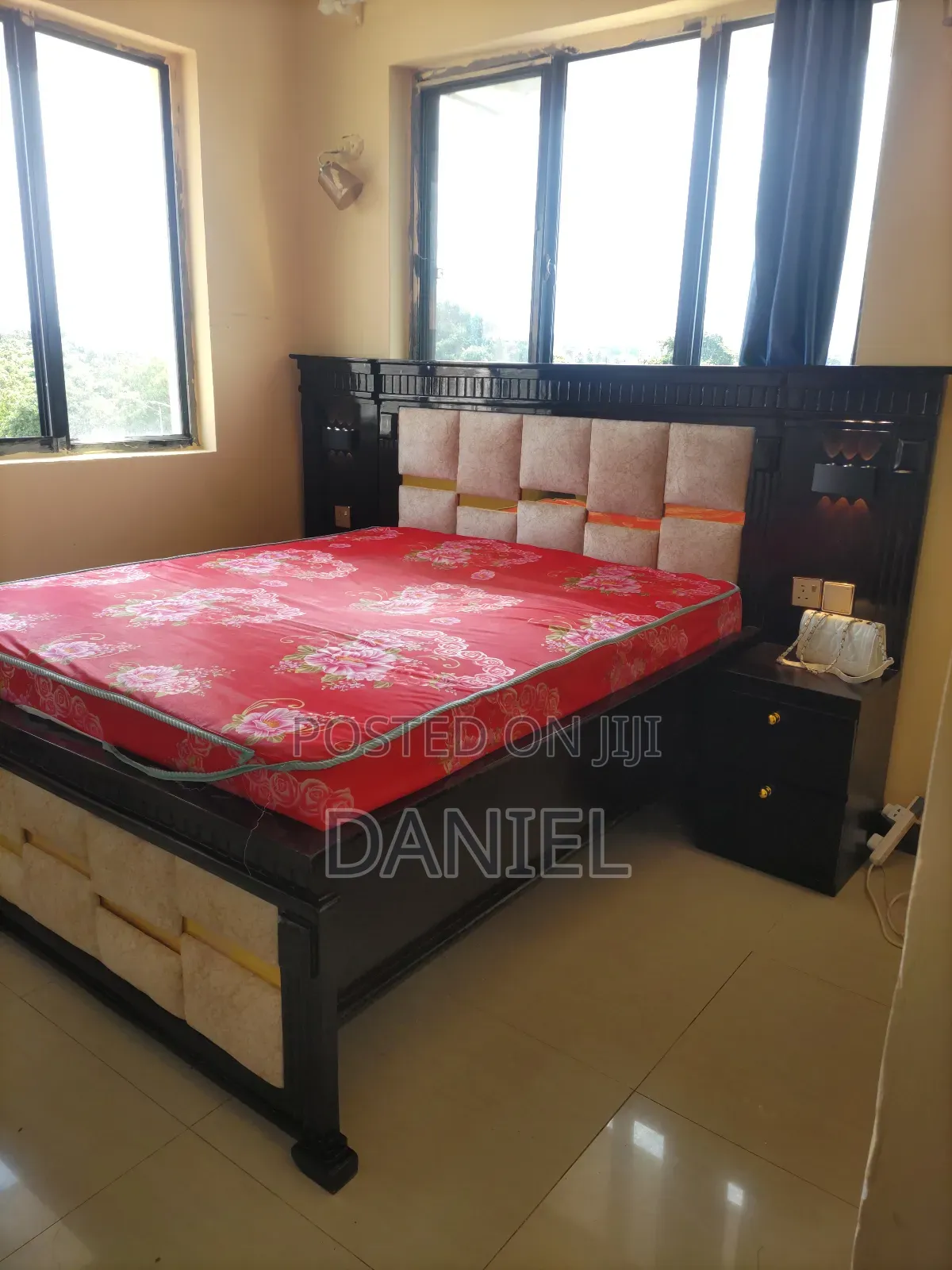 Kitanda Cha Mbao 5 Kwa 6 Na Bedside Mbili