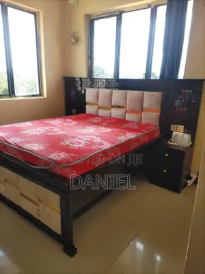 Kitanda Cha Mbao 5 Kwa 6 Na Bedside Mbili