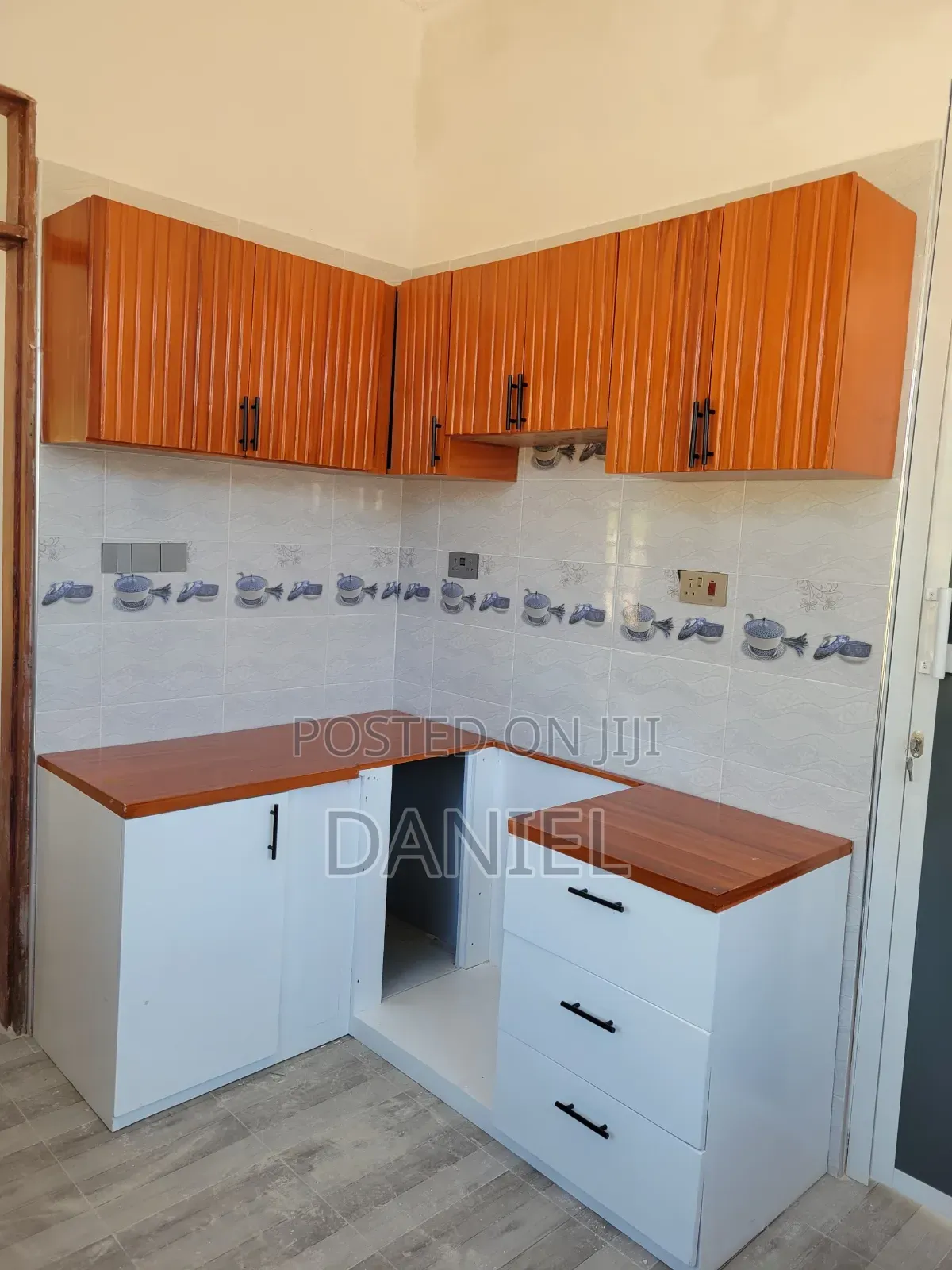 Kitchen Carbinate Za Juu Na Chini White and Orange