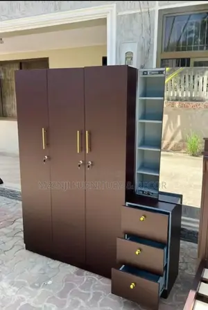 Kabati La Milango Mitatu Na Upande Wa Dressing