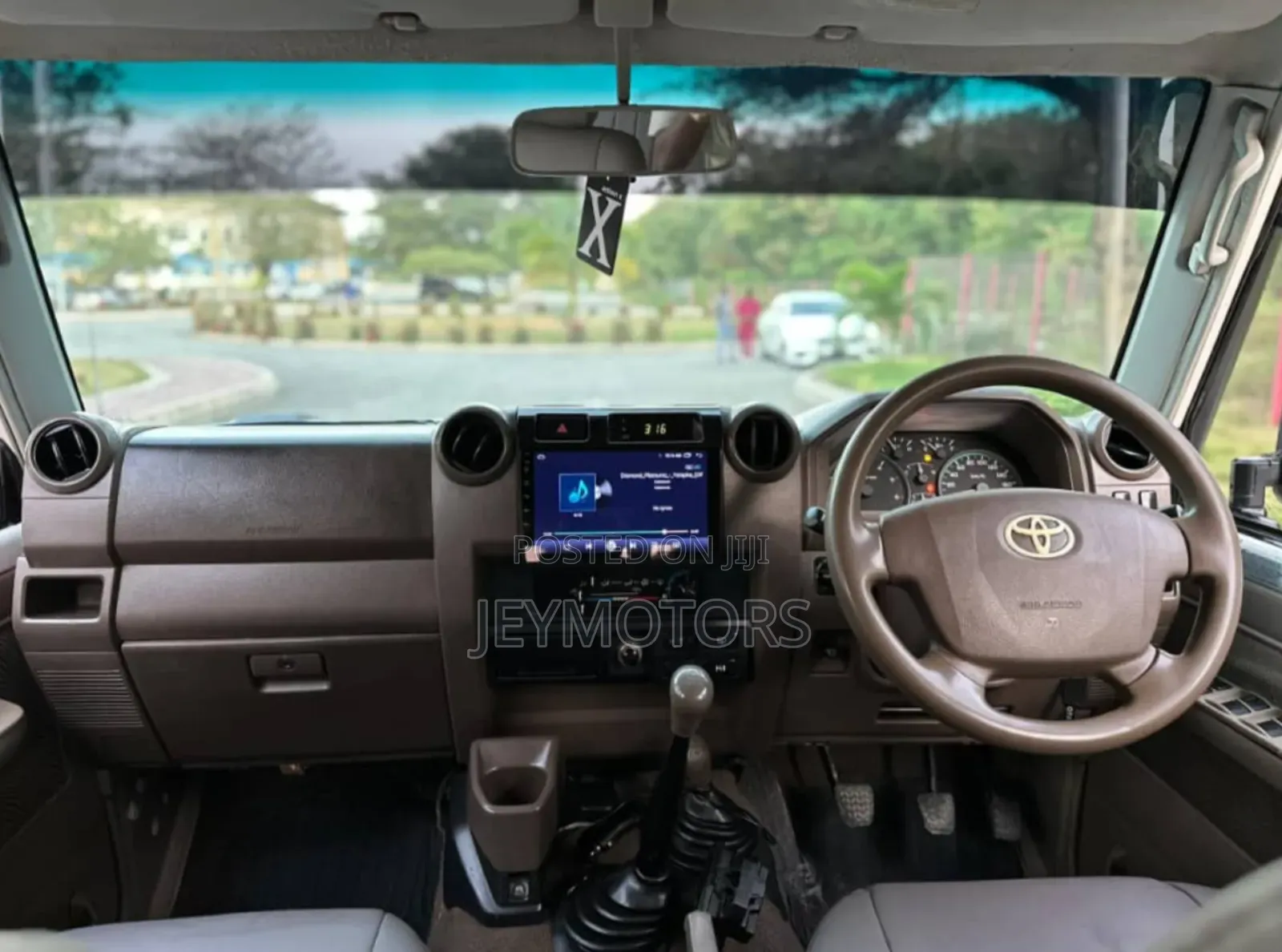 Toyota Land Cruiser 2013 White
