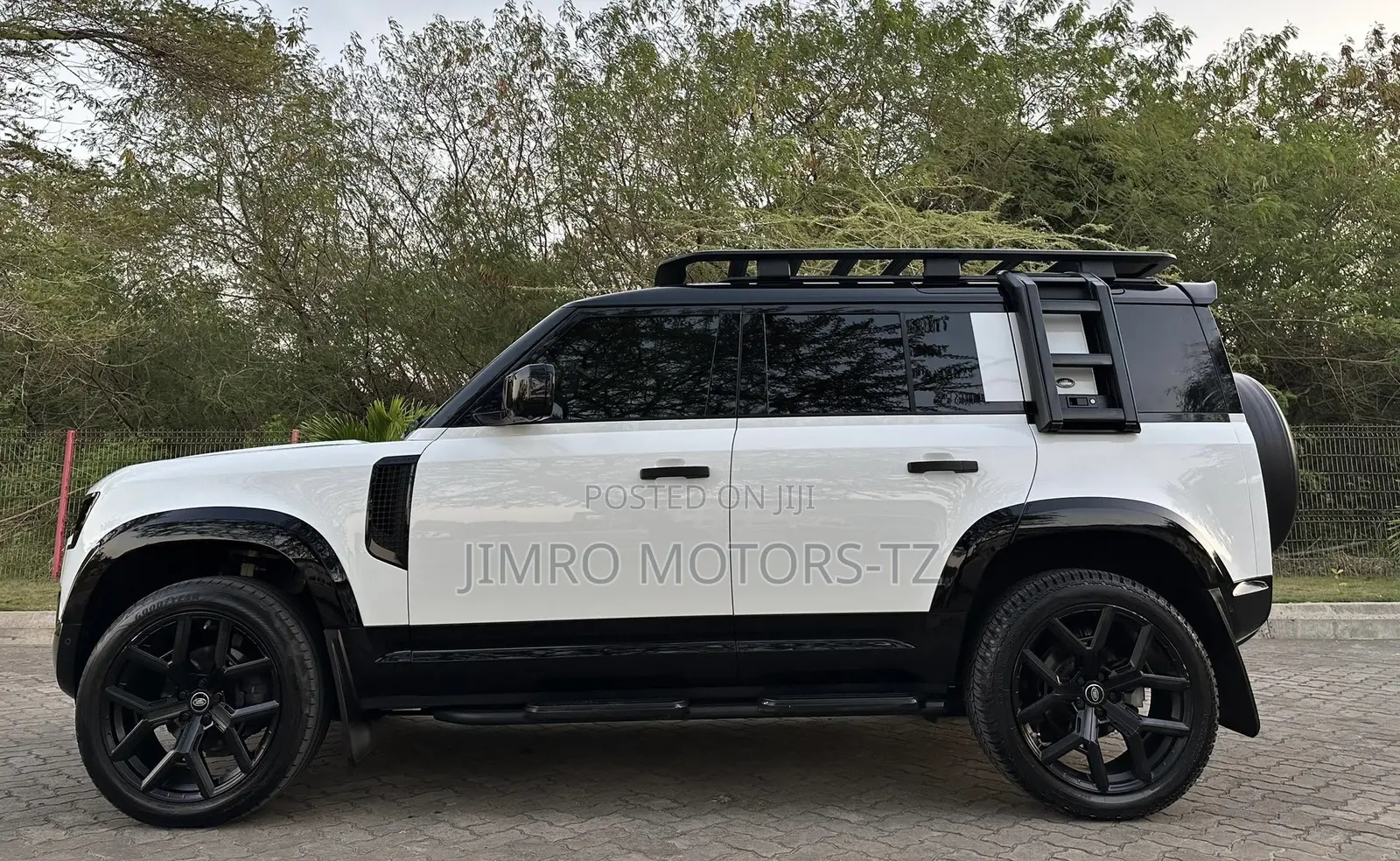 Land Rover Defender 2022 White