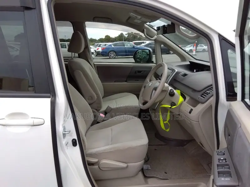 Toyota Noah 2009 Pearl