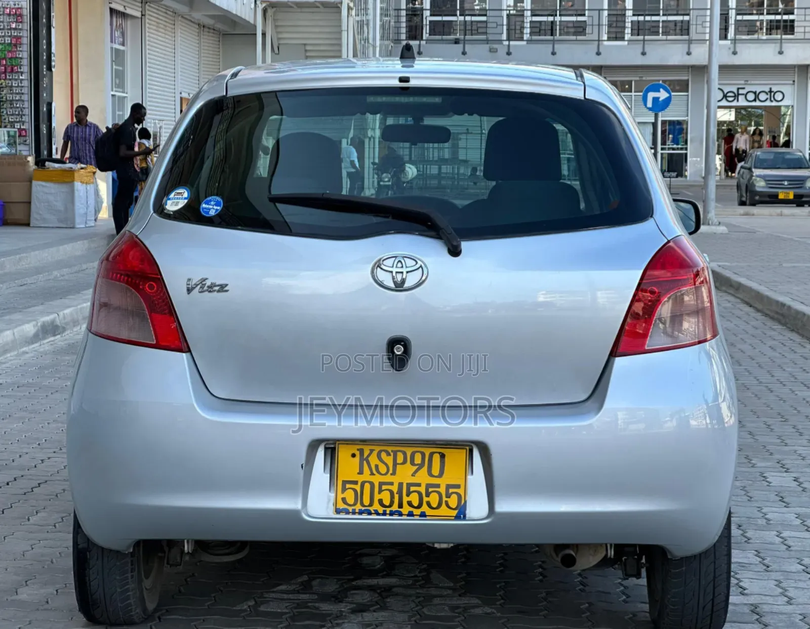 Toyota Vitz 2010 Silver