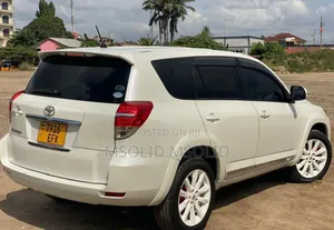Toyota Vanguard 2011 White