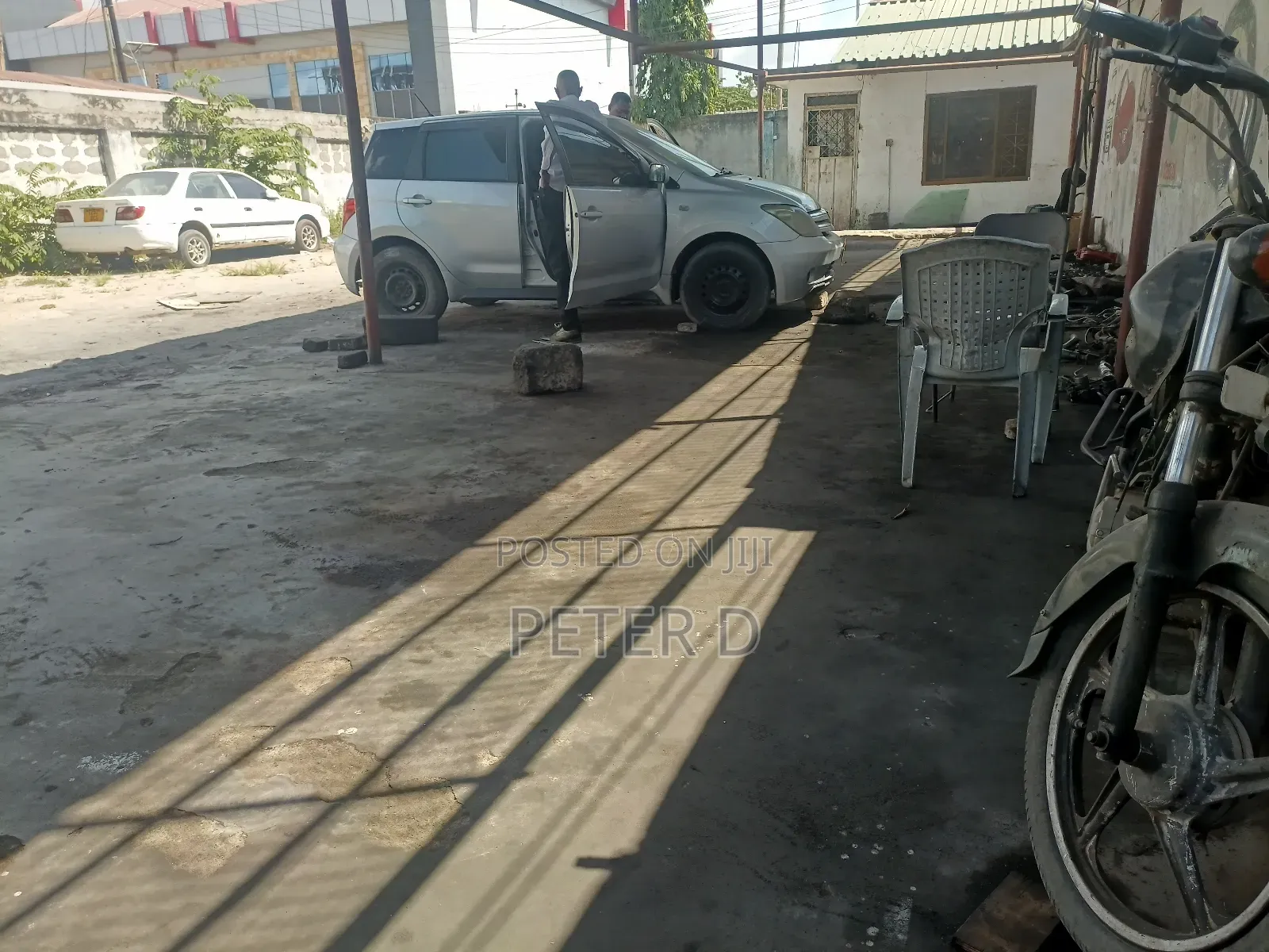 Kawawa Road Showroom, Garage Au Muwekezaji Wa Frem Linafaa