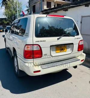 Toyota Land Cruiser 2001 White