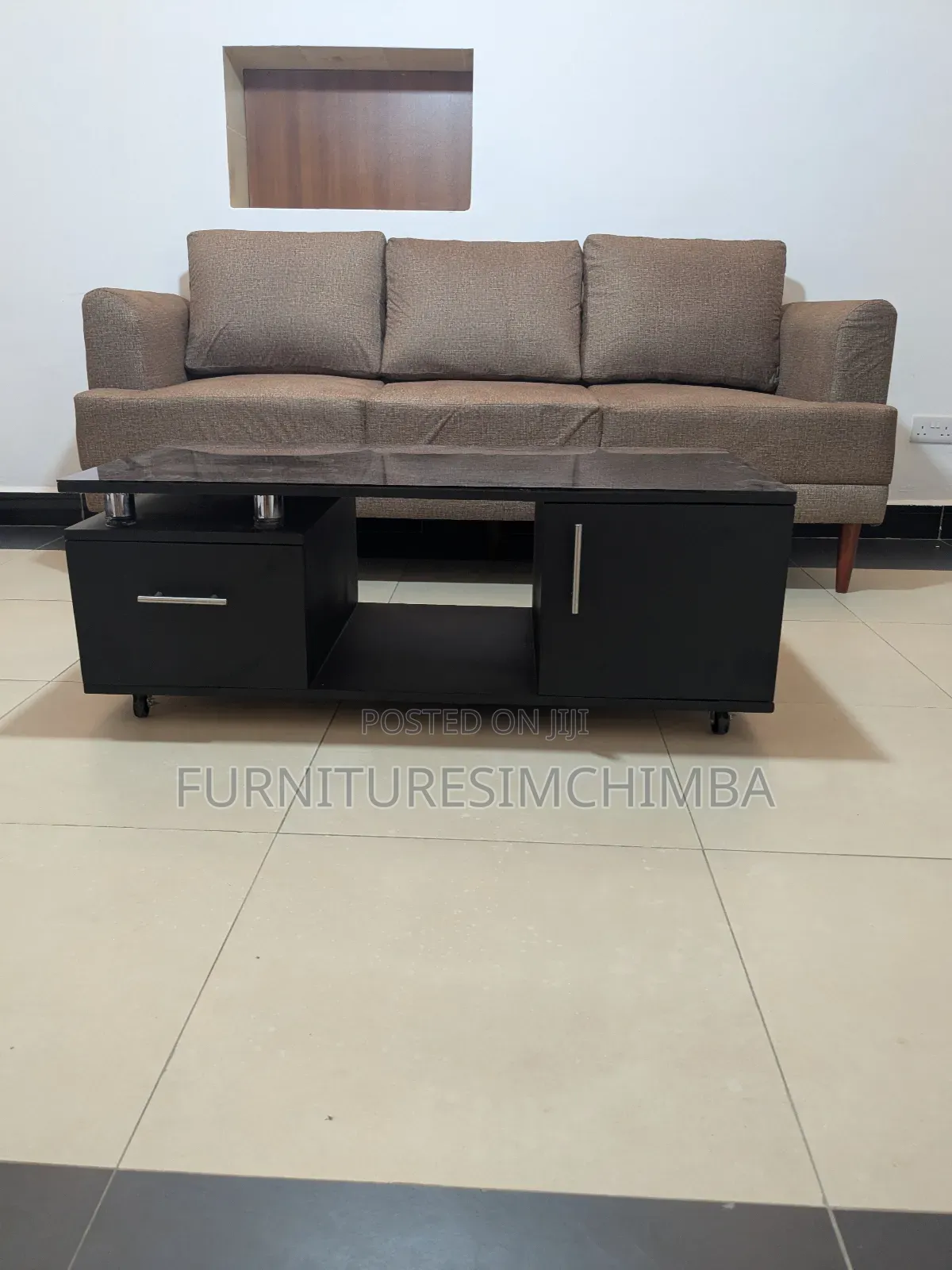 Sofa Watu Wa3, Na Coffee Table