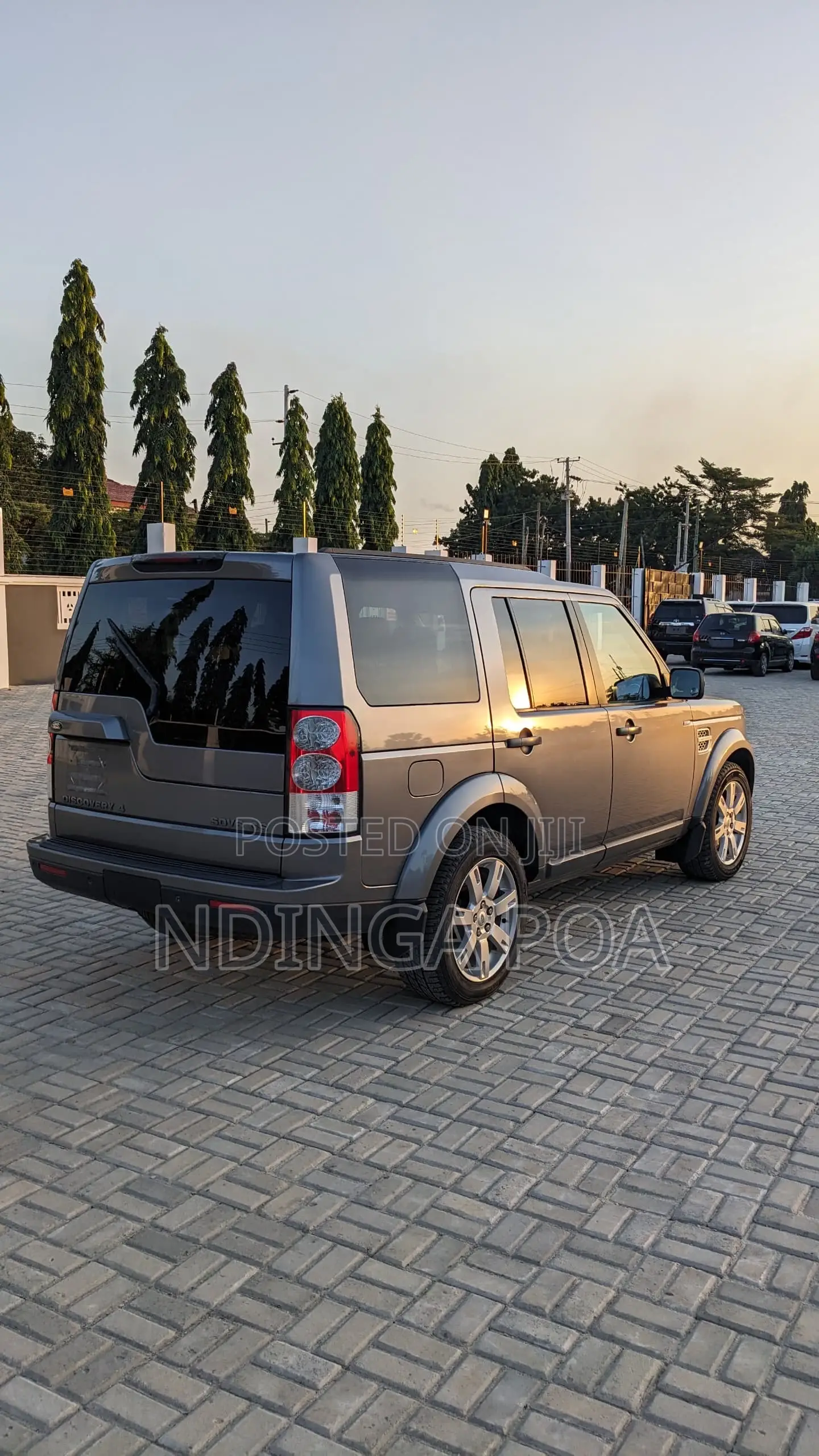 Land Rover Discovery 2010 Gray