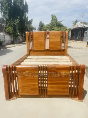 Vitanda Vya Mbao Size 5/6 Mbao Mninga Tupu Clean Sana New