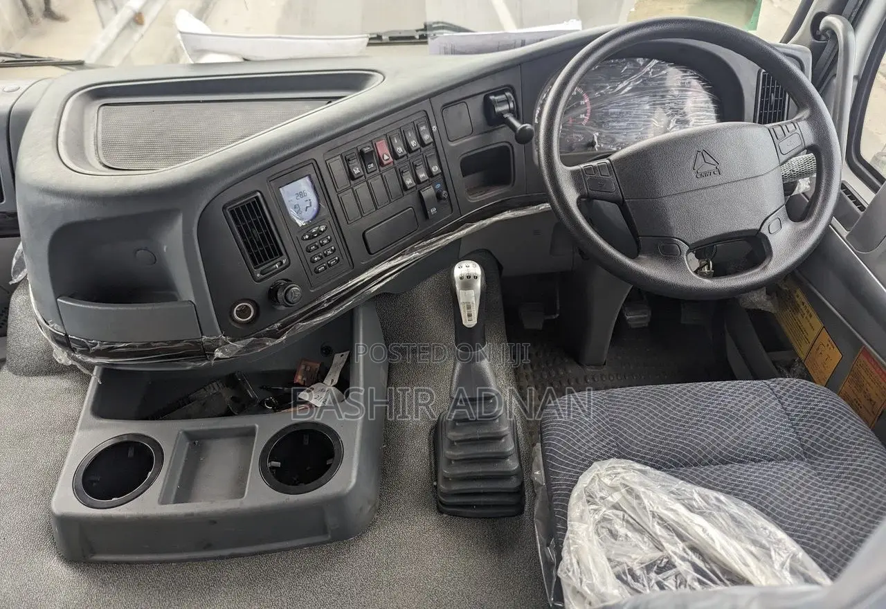 Brand New Howo Dump Truck 8 X 4 Tonnes 30(Tani).