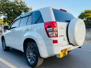 Photo - Suzuki Escudo 2008 White