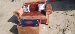 Sofa Na Meza Yake Ya Kioo