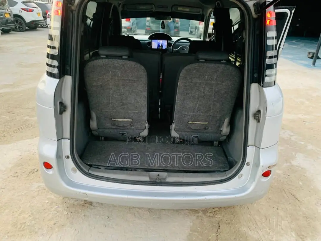 Toyota Sienta 2005 Silver