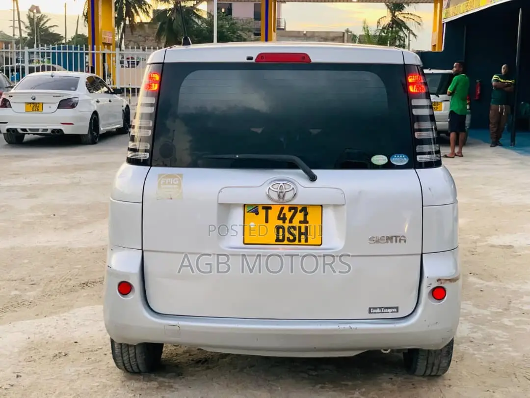 Toyota Sienta 2005 Silver