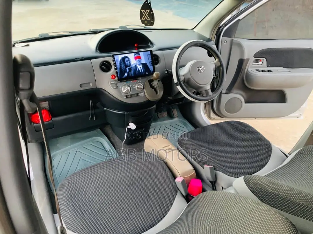 Toyota Sienta 2005 Silver
