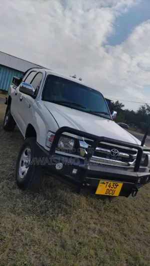Toyota Hilux 2003 White