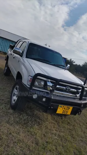Toyota Hilux 2003 White