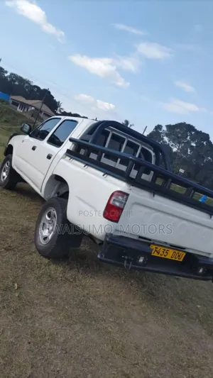 Toyota Hilux 2003 White