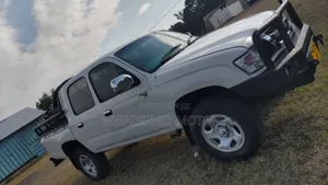 Toyota Hilux 2003 White