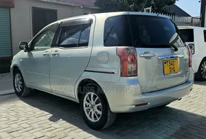 Toyota Raum 2004