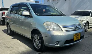 Toyota Raum 2004