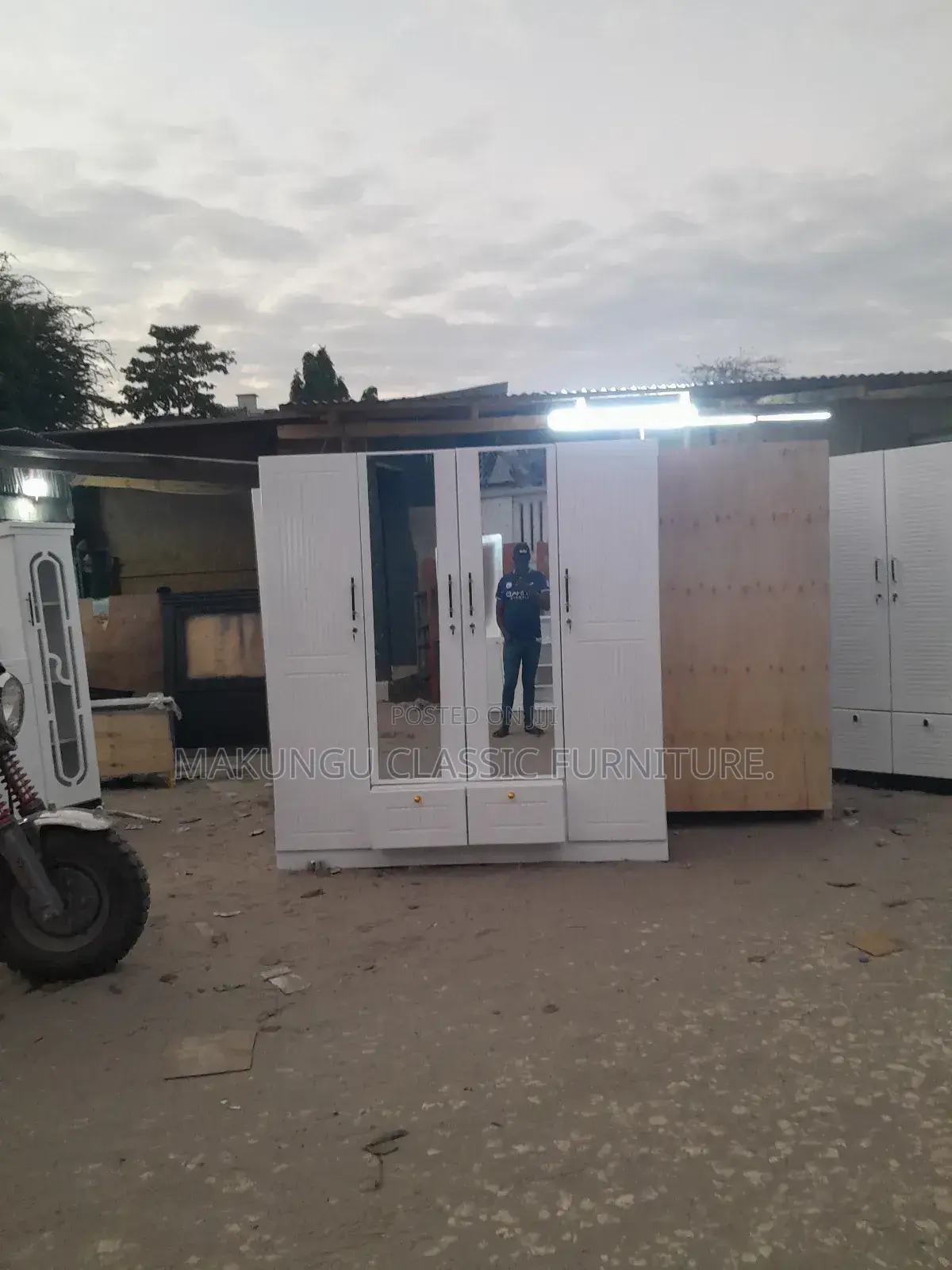 Kabati La Nguo Milango Minne