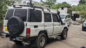 Toyota Land Cruiser 4.0 V6 GX-R 2010 White