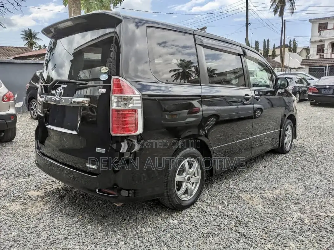 Toyota Noah 2.0 143hp AWD (8 Seater) 2008 Black
