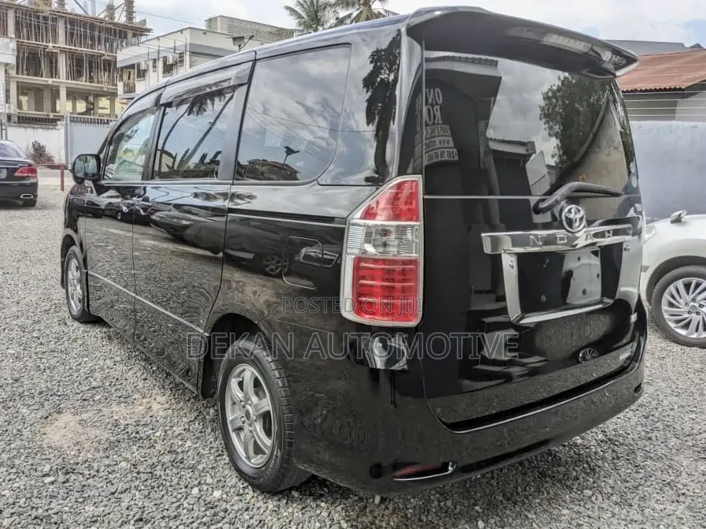 Toyota Noah 2.0 143hp AWD (8 Seater) 2008 Black