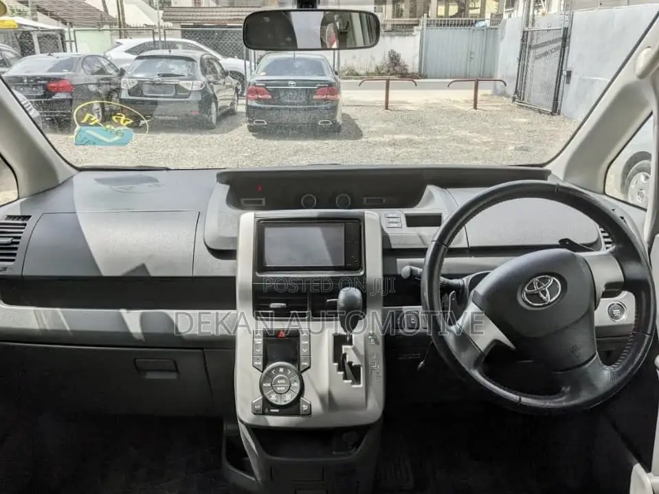 Toyota Noah 2.0 143hp AWD (8 Seater) 2008 Black