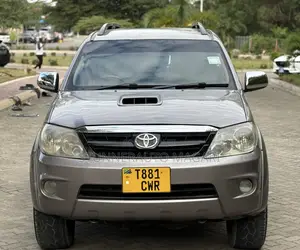 Photo - Toyota Fortuner 2007 Ivory
