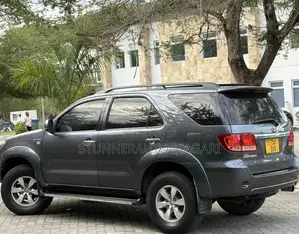 Toyota Fortuner 2006 Gray