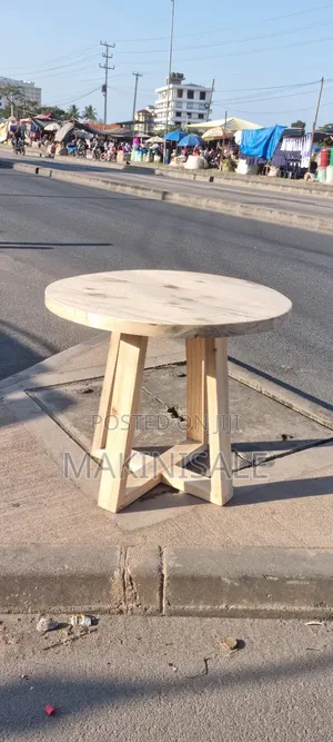 Round Table Nzuri Pine Wood