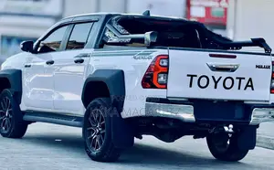 Toyota Hilux 2022 White