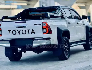 Toyota Hilux 2022 White