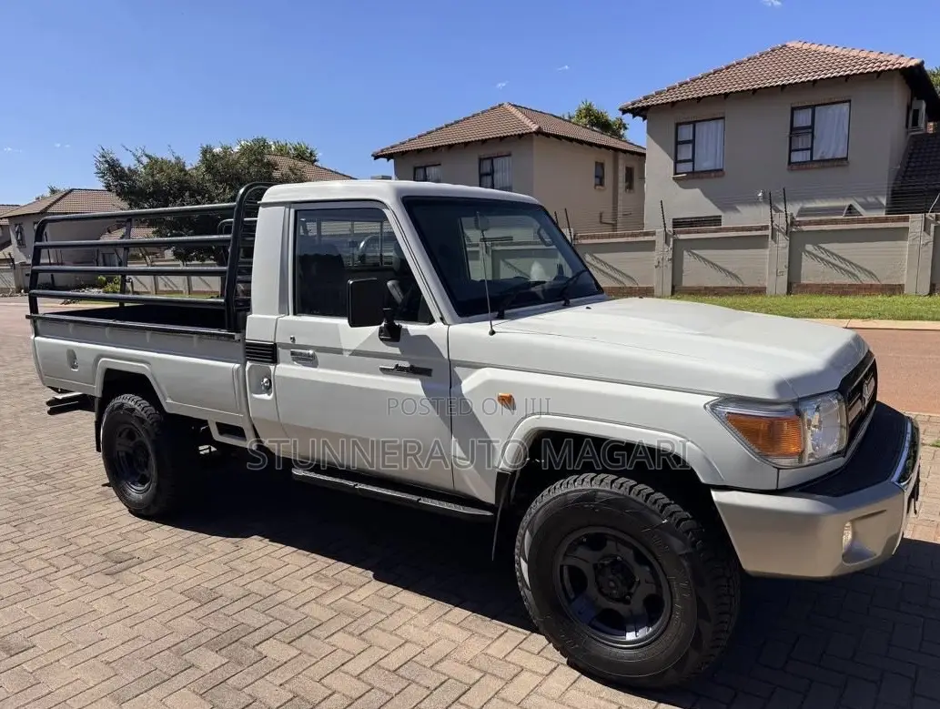 Toyota Land Cruiser 2011 White