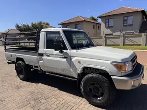 Toyota Land Cruiser 2011 White