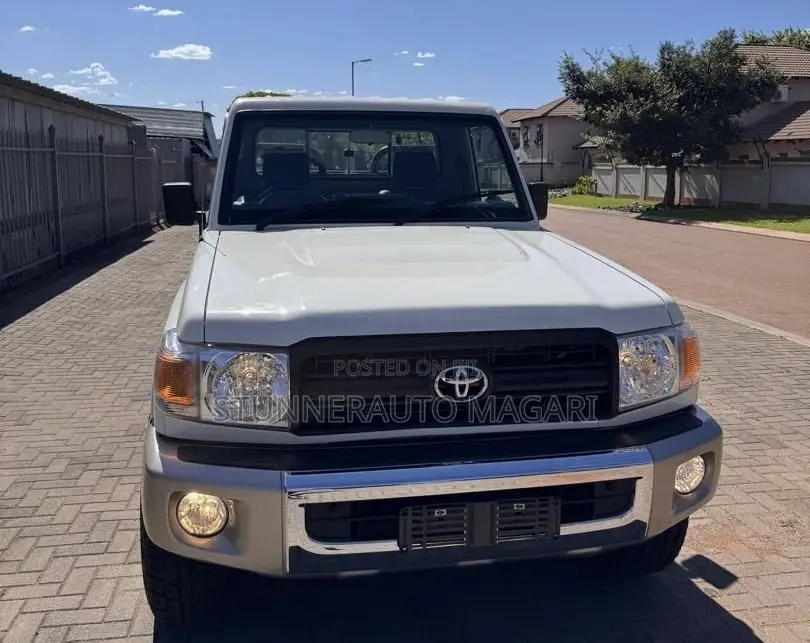 Toyota Land Cruiser 2011 White