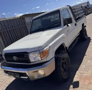 Toyota Land Cruiser 2011 White