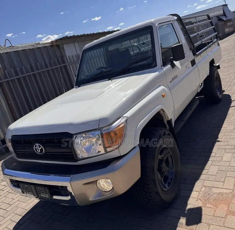 Toyota Land Cruiser 2011 White