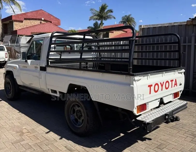 Toyota Land Cruiser 2011 White