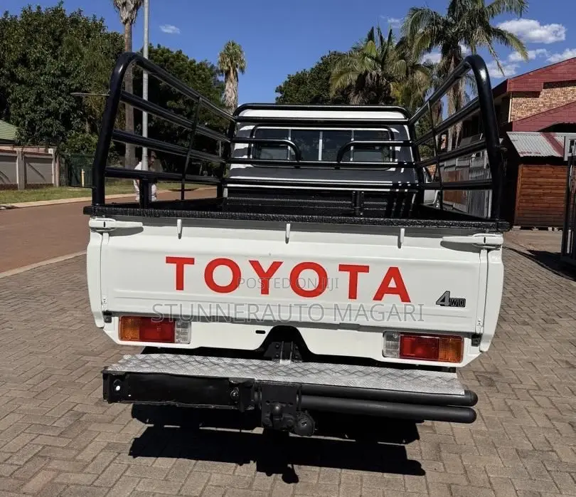 Toyota Land Cruiser 2011 White