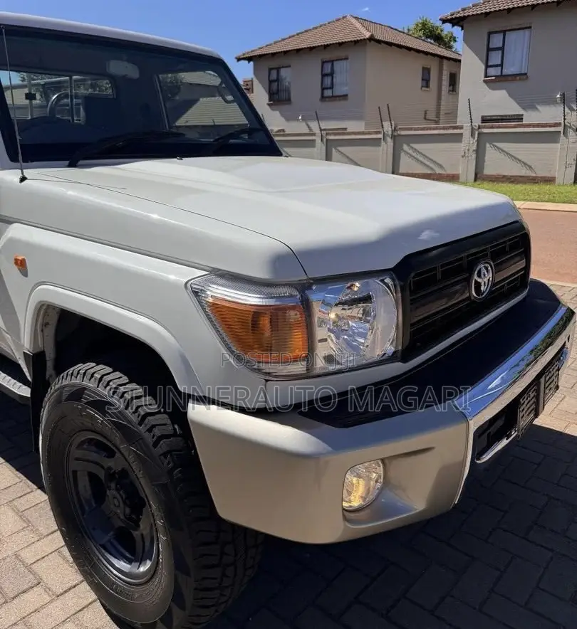 Toyota Land Cruiser 2011 White