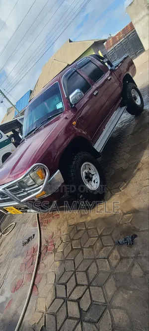 Photo - Toyota Hilux 2004 Red